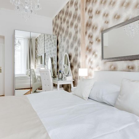 Luxury Riverside Apartments In The Center Of Praga Esterno foto