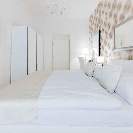 Luxury Riverside Apartments In The Center Of Praga Esterno foto