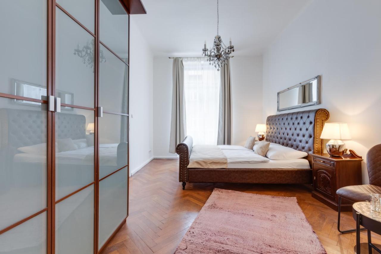 Luxury Riverside Apartments In The Center Of Praga Esterno foto
