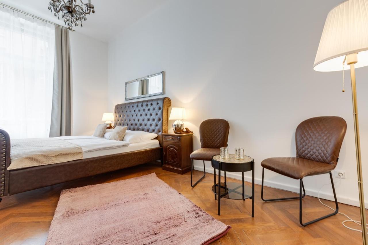 Luxury Riverside Apartments In The Center Of Praga Esterno foto