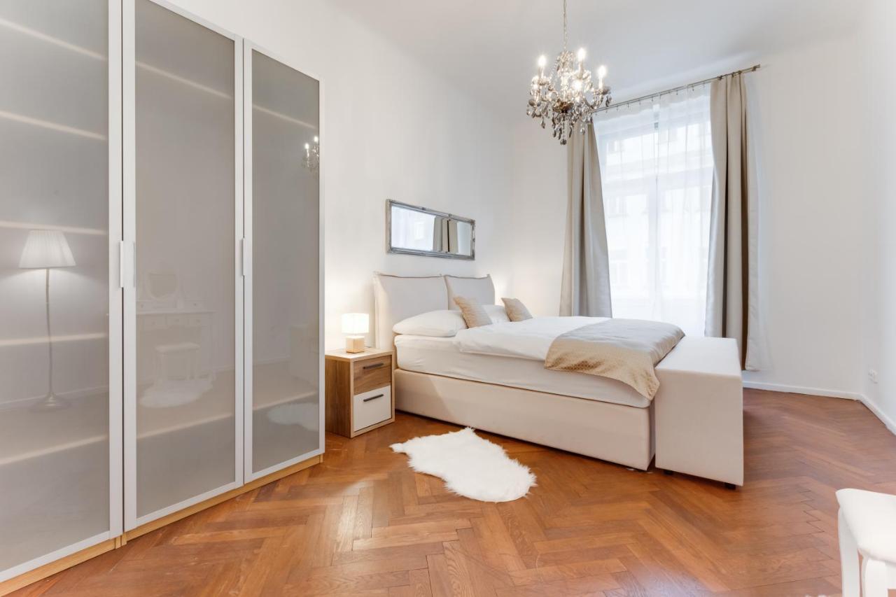 Luxury Riverside Apartments In The Center Of Praga Esterno foto