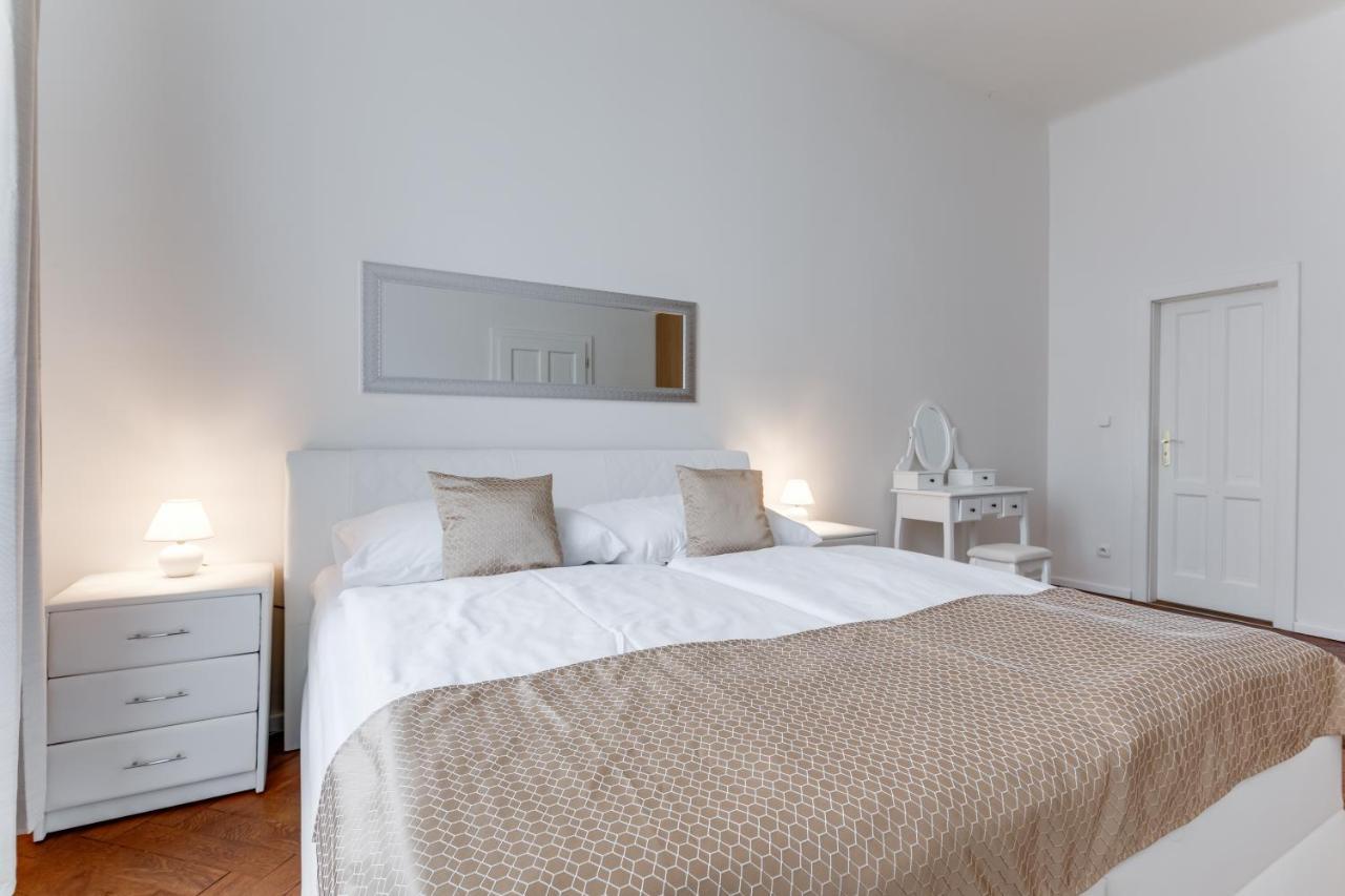 Luxury Riverside Apartments In The Center Of Praga Esterno foto