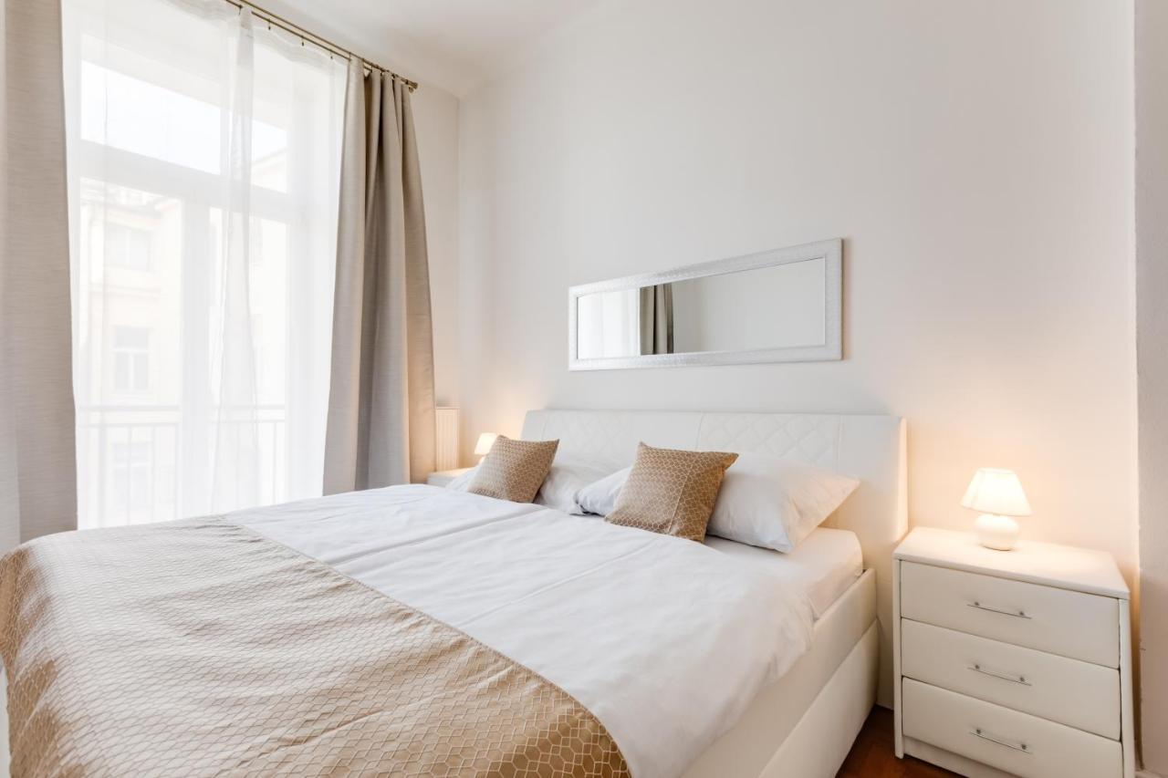 Luxury Riverside Apartments In The Center Of Praga Esterno foto