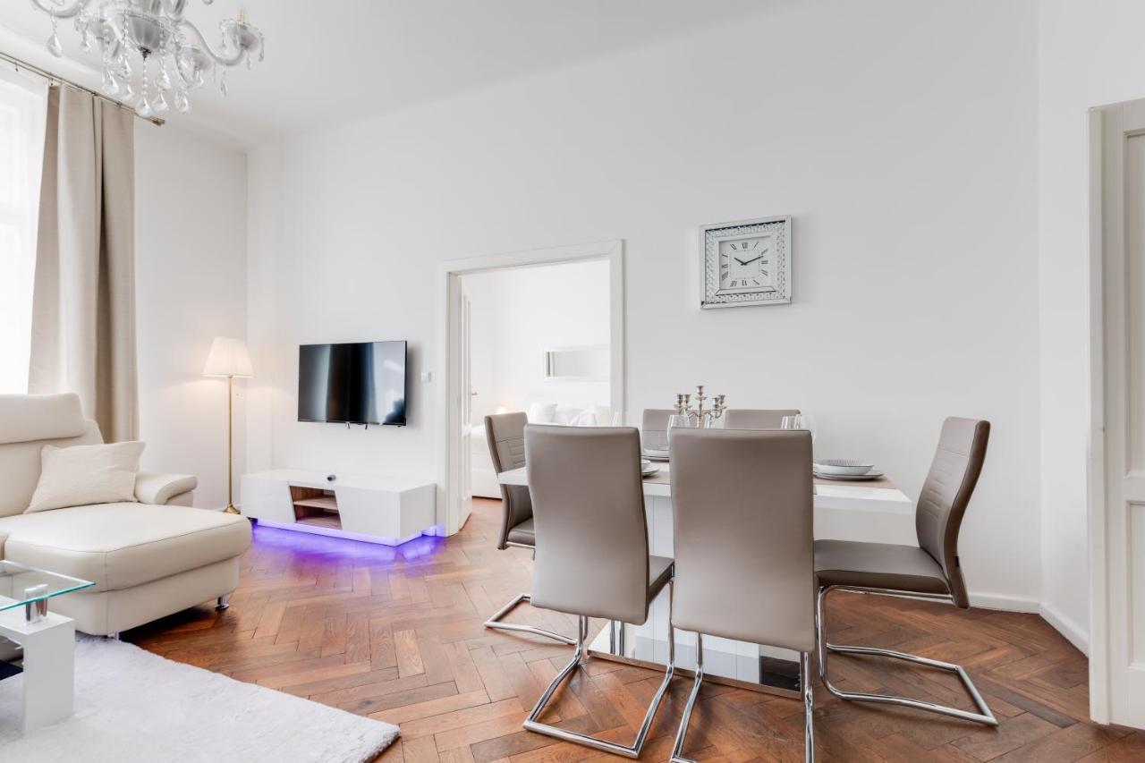 Luxury Riverside Apartments In The Center Of Praga Esterno foto