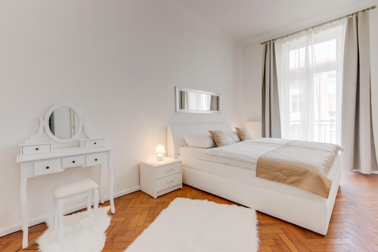 Luxury Riverside Apartments In The Center Of Praga Esterno foto