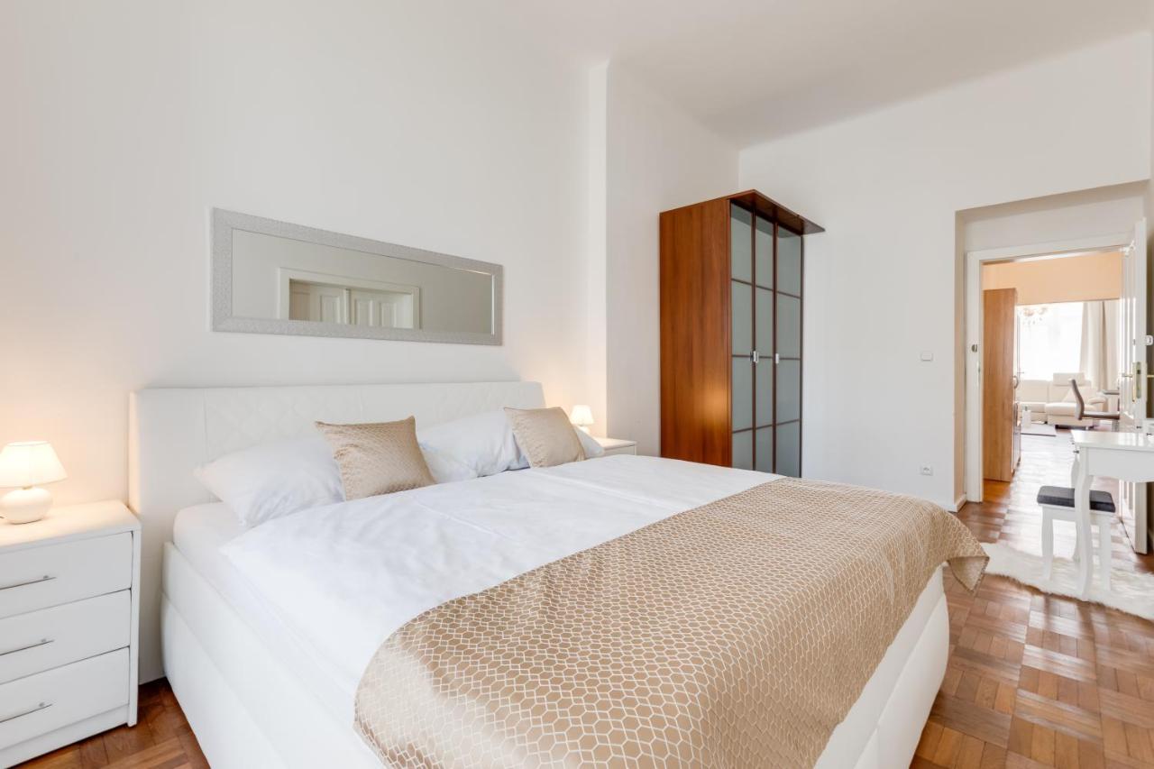 Luxury Riverside Apartments In The Center Of Praga Esterno foto