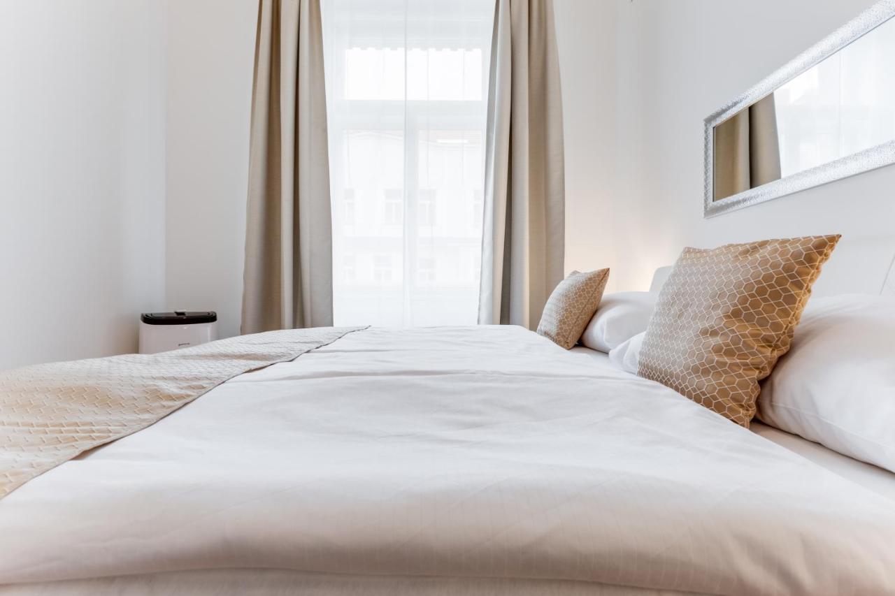 Luxury Riverside Apartments In The Center Of Praga Esterno foto