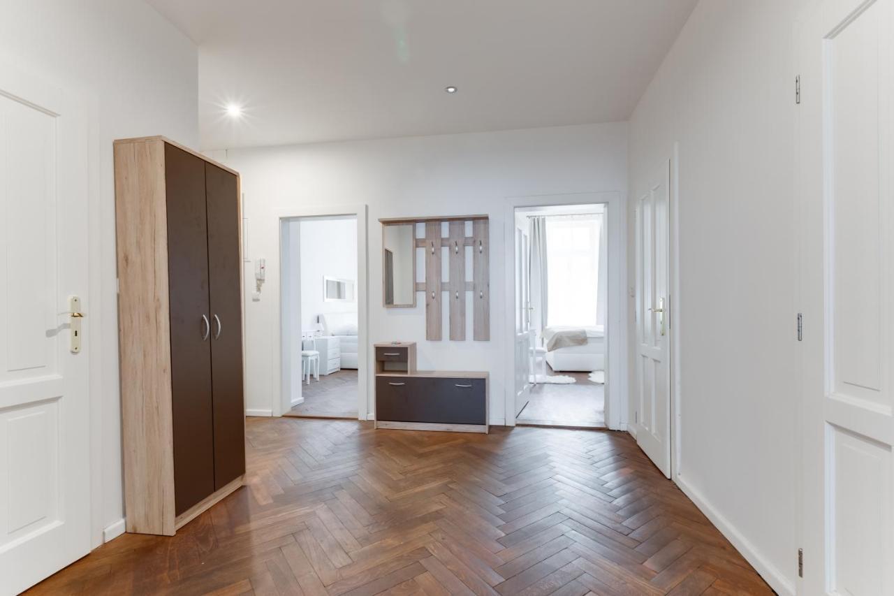 Luxury Riverside Apartments In The Center Of Praga Esterno foto