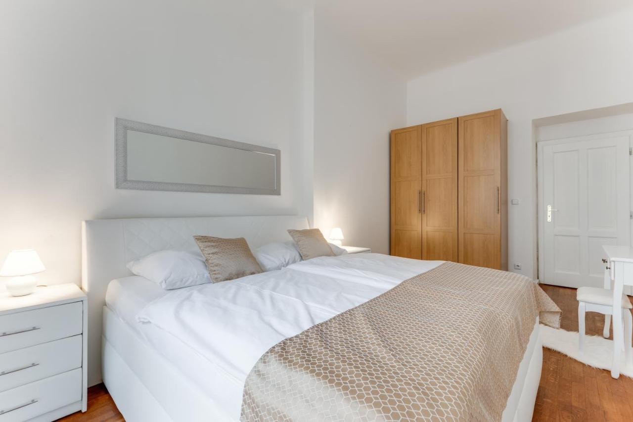Luxury Riverside Apartments In The Center Of Praga Esterno foto