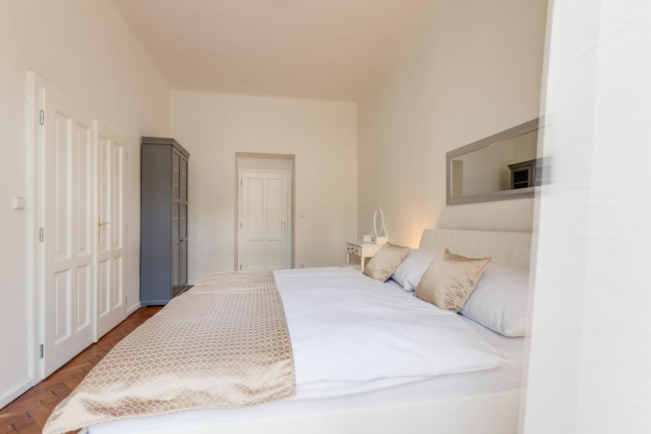 Luxury Riverside Apartments In The Center Of Praga Esterno foto