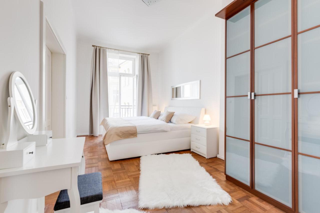 Luxury Riverside Apartments In The Center Of Praga Esterno foto