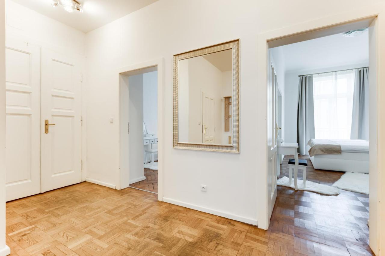 Luxury Riverside Apartments In The Center Of Praga Esterno foto