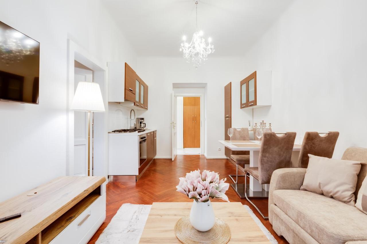 Luxury Riverside Apartments In The Center Of Praga Esterno foto
