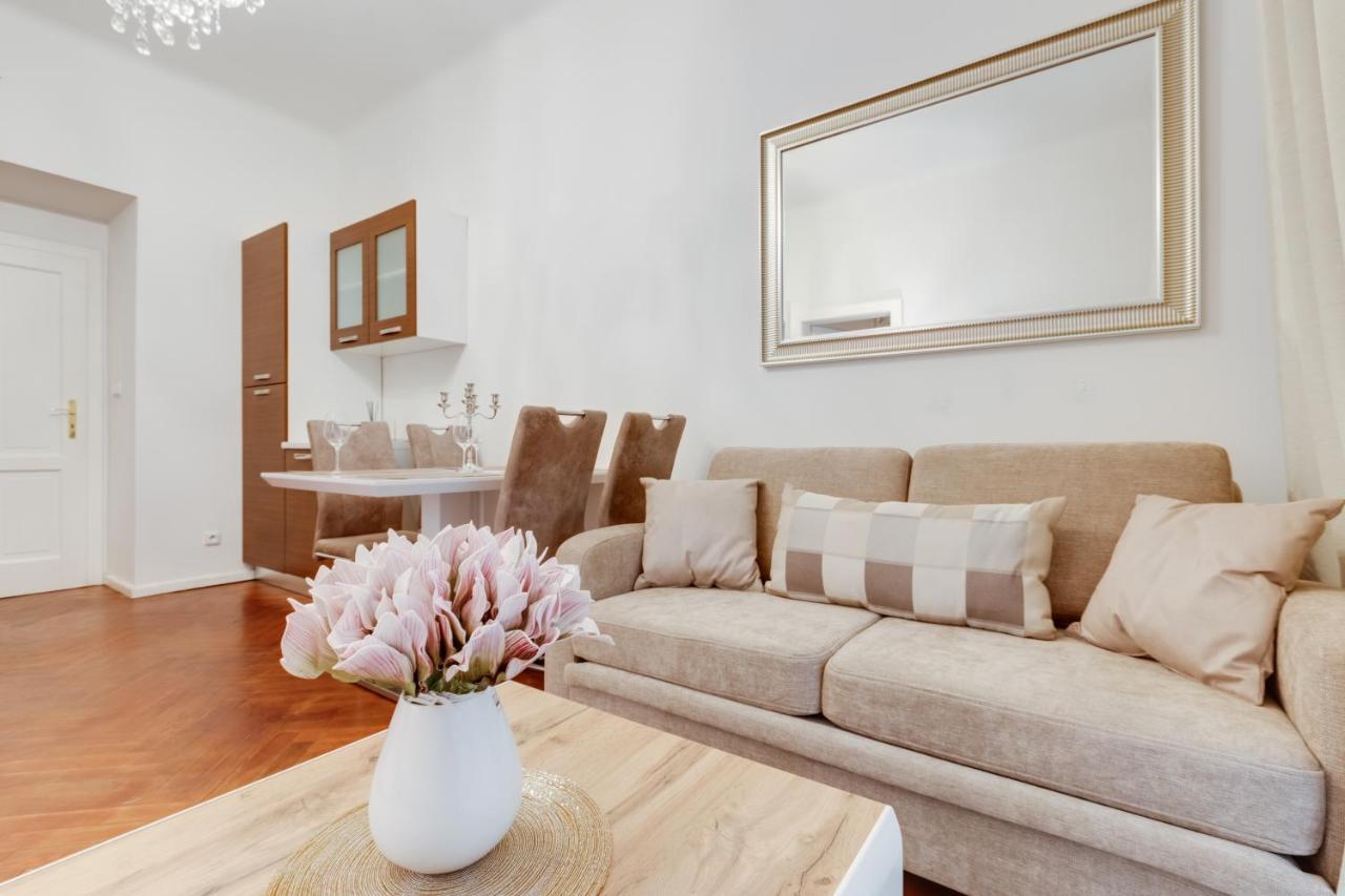 Luxury Riverside Apartments In The Center Of Praga Esterno foto