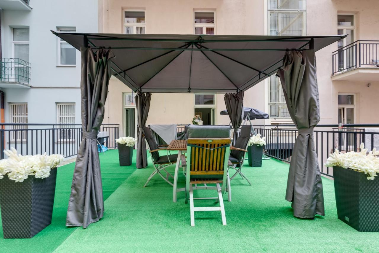 Luxury Riverside Apartments In The Center Of Praga Esterno foto