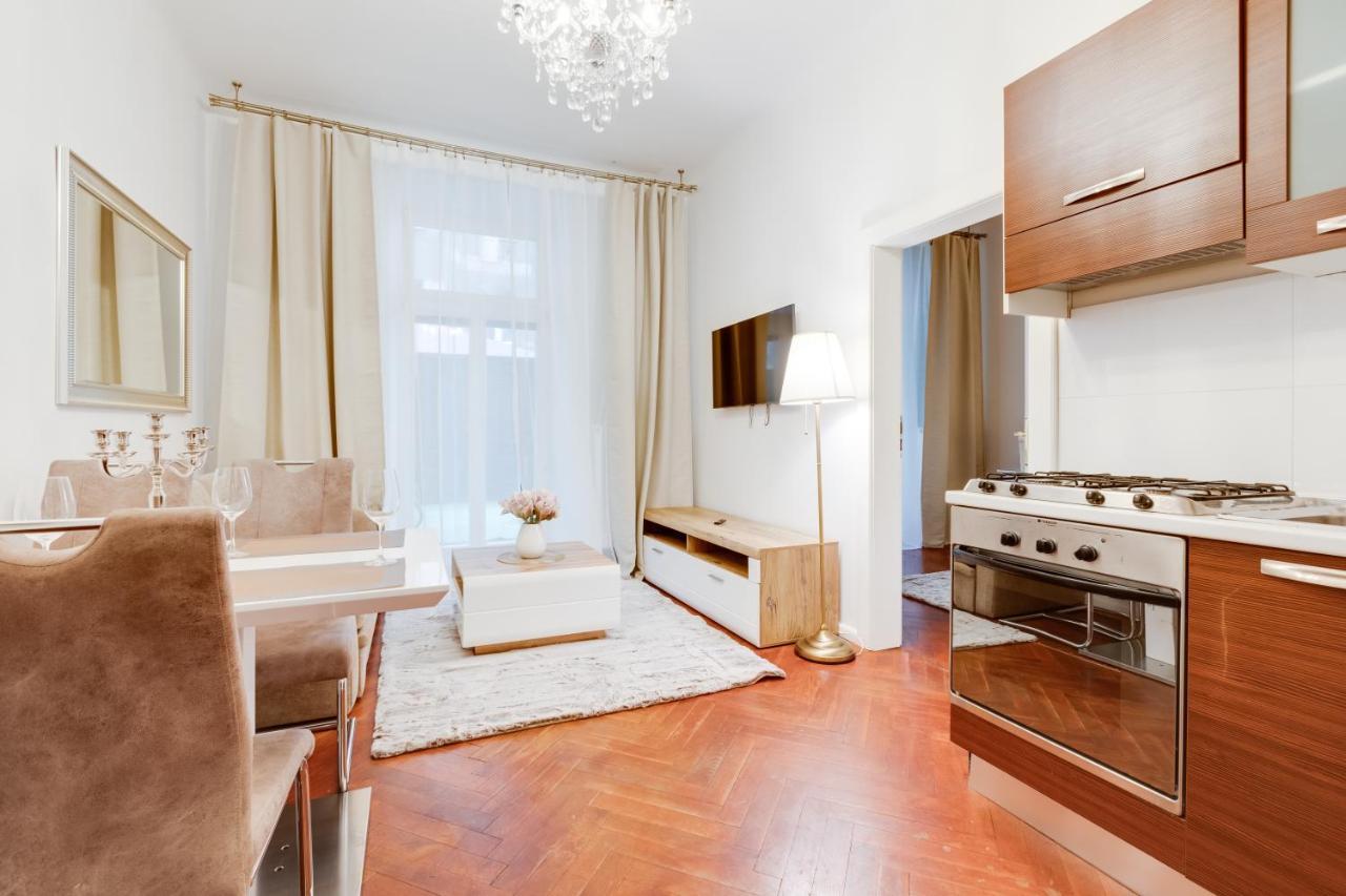 Luxury Riverside Apartments In The Center Of Praga Esterno foto
