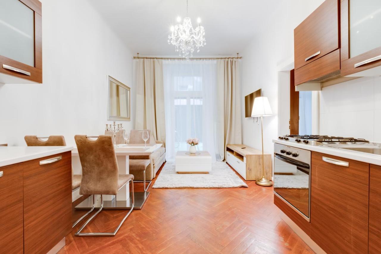 Luxury Riverside Apartments In The Center Of Praga Esterno foto