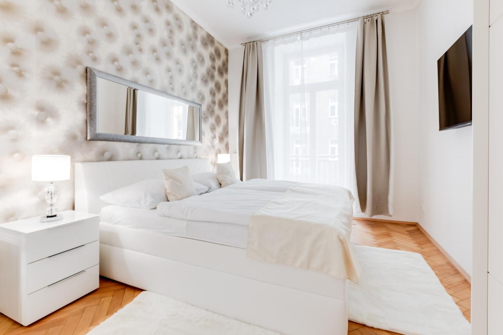 Luxury Riverside Apartments In The Center Of Praga Esterno foto