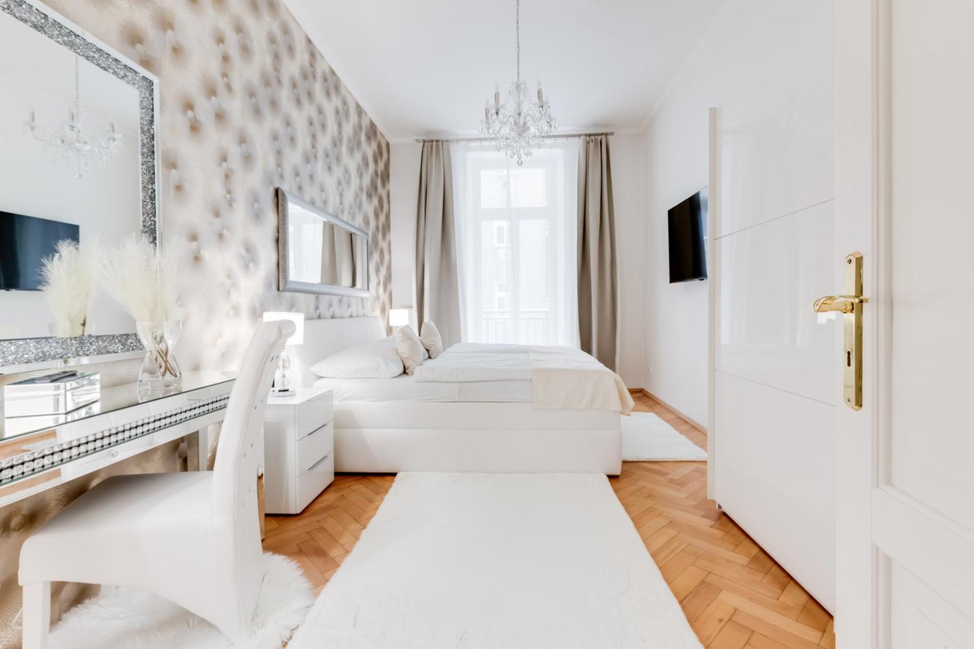 Luxury Riverside Apartments In The Center Of Praga Esterno foto